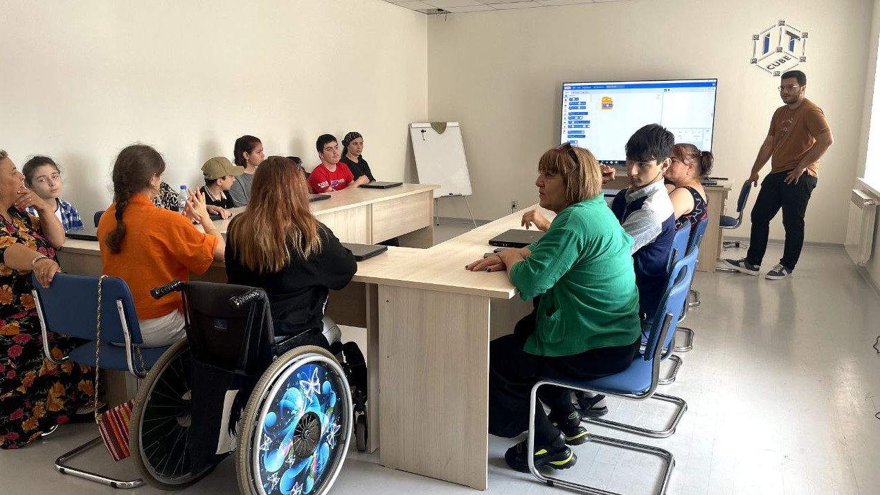 Сеть центров  цифрового образования детей "IT-СUВЕ» открыла свои двери для ребятишек, состоящих на учете в центре социального обслуживания населения г. Дербент.